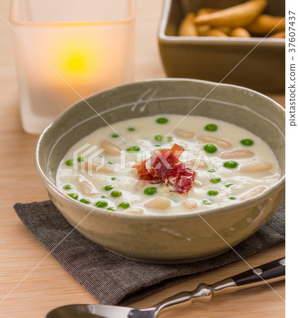 White bean and peas soup White bean and peas soup 37607437