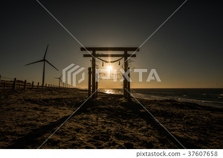 Torii and sun of the Nanto large sand dunes 37607658