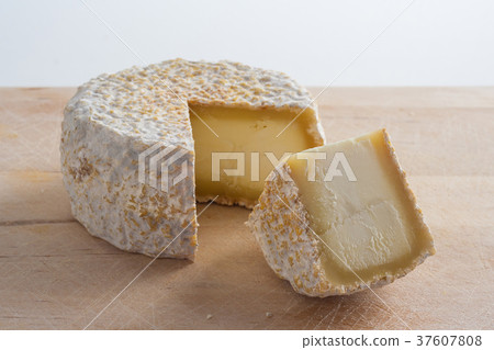 Artisanal goat cheese Artisanal goat cheese 37607808