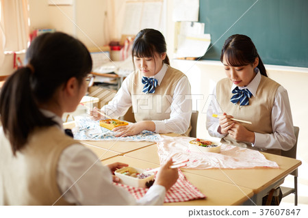 Lunch box Junior high school students Lunch break High school students Lunch box Junior high school students Lunch break High school students 37607847