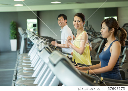 體育俱樂部跑步機訓練健身房圖像 37608275