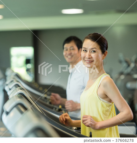 體育俱樂部跑步機訓練健身房圖像 37608278