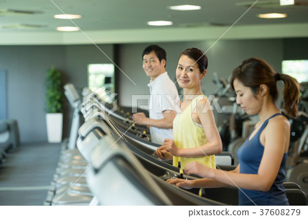 體育俱樂部跑步機訓練健身房圖像 37608279