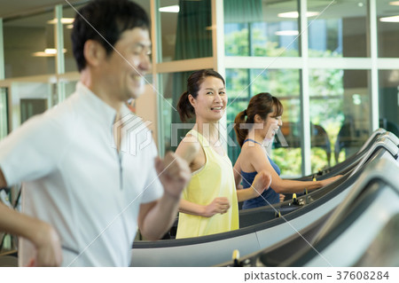 體育俱樂部跑步機訓練健身房圖像 37608284