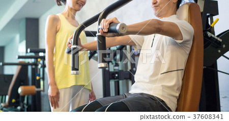 健身房肌肉訓練中間夫婦訓練圖像 37608341