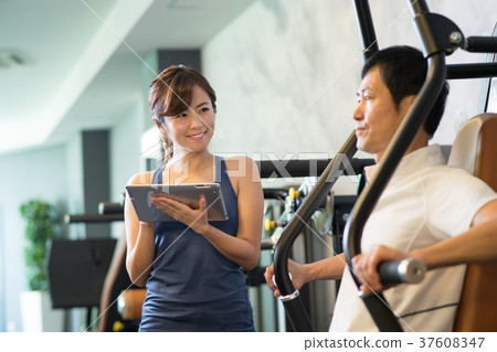 健身房肌肉訓練中間人訓練圖像 37608347