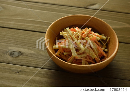 Burdock salad 37608434