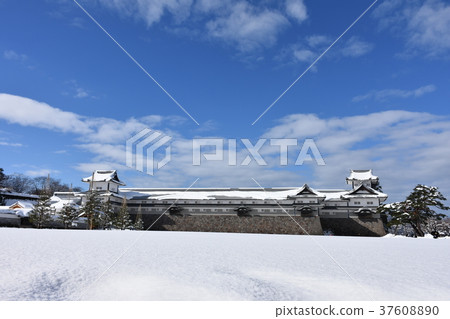 Snow scene of Kanazawa Castle Park Ryobi, Fifty-neighbors, Hashisumemon 37608890