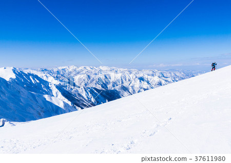 登山者爬上冬天的山 37611980