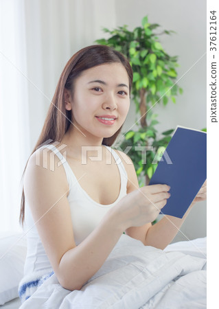 醒來的年輕女子 37612164