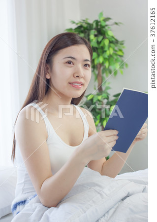 醒來的年輕女子 醒來的年輕女子 37612165