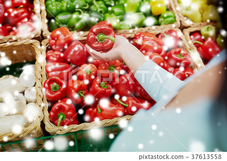 customer buying peppers at grocery store 37613558
