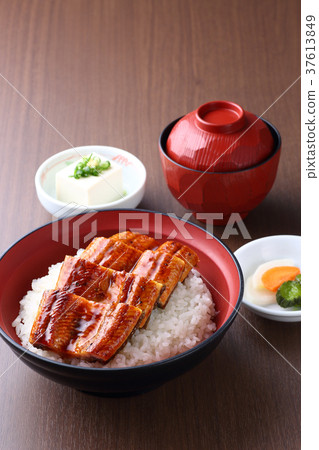 Set meal with bowls 37613849