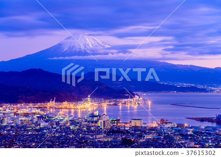 [Shizuoka Prefecture] The light of the ship anchored in Shimizu Port, Mt. Fuji at dawn 37615302