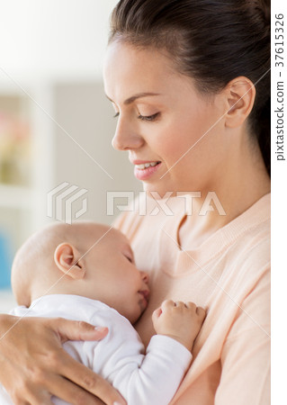 close up of mother holding sleeping baby 37615326