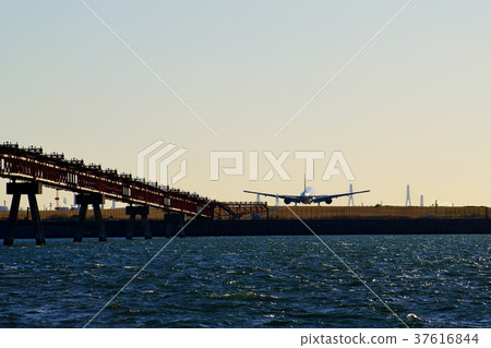 在著陸之前，在海上和客機b上引導燈 37616844