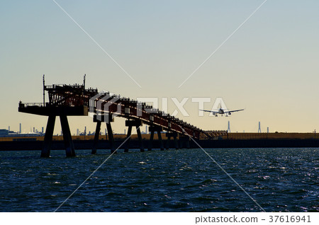 客機下降到海上引導燈的末端和跑道c更寬的表面區域 37616941