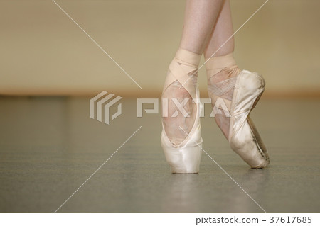 Slender ballerina feet in pointe shoes Slender ballerina feet in pointe shoes 37617685