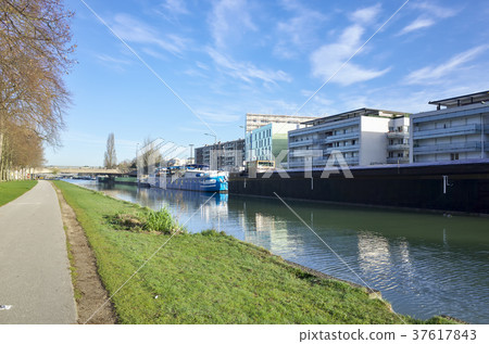 Landscape of the Lance Canal 37617843
