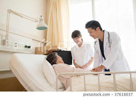 Doctor's room examination doctor nurse patient hospital 37618037