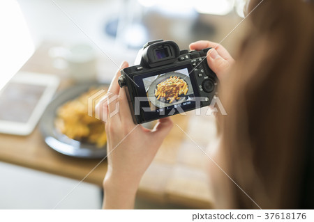 拍攝在咖啡館的婦女食物 拍攝在咖啡館的婦女食物 37618176