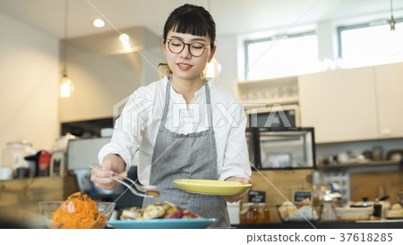 在咖啡館工作的婦女食品業務 37618285