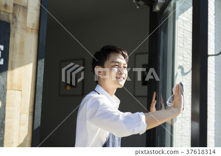 在咖啡館工作的人食品業務 37618314