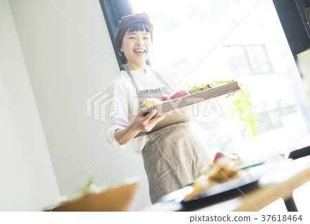 在咖啡館工作的婦女食品業務 在咖啡館工作的婦女食品業務 37618464