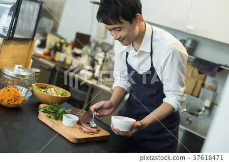 在咖啡館工作的人食品業務 37618471