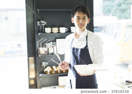在咖啡館工作的人食品業務 在咖啡館工作的人食品業務 37618538