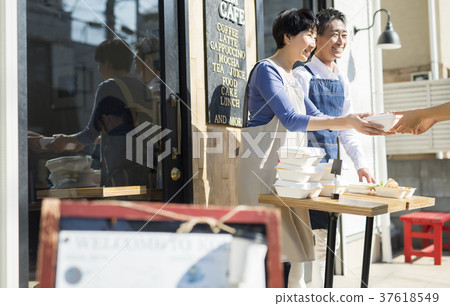 Married couple selling lunch box food business 37618549