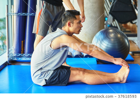 Men and trainers exercising in the gym 37618593