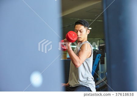 Men exercising in the gym 37618638