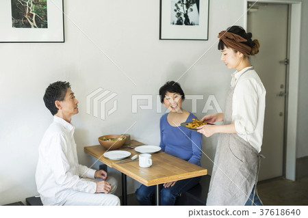 在咖啡館工作的員工和客戶食品業務 37618640