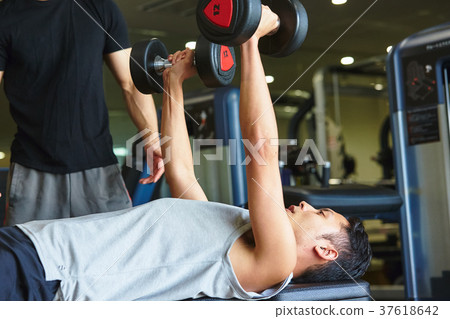 Men and trainers exercising in the gym 37618642