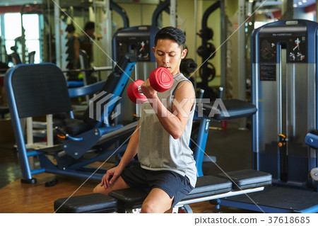 Men exercising in the gym 37618685