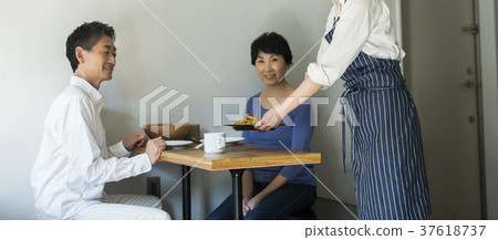 在咖啡館工作的員工和客戶食品業務 在咖啡館工作的員工和客戶食品業務 37618737
