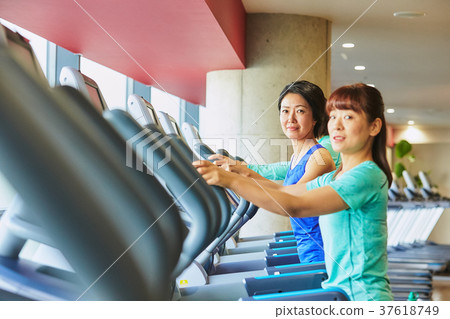 在健身房鍛煉的婦女 在健身房鍛煉的婦女 37618749