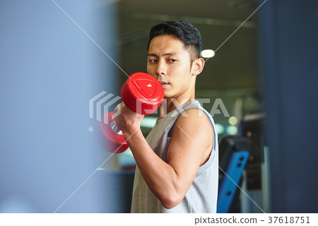 在健身房鍛煉的人 在健身房鍛煉的人 37618751