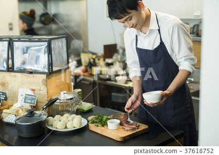 在咖啡館工作的人食品業務 在咖啡館工作的人食品業務 37618752
