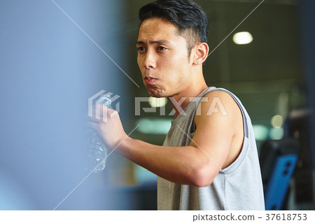 在健身房鍛煉的人 在健身房鍛煉的人 37618753
