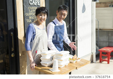 賣午餐盒食物事務的已婚夫婦 37618754