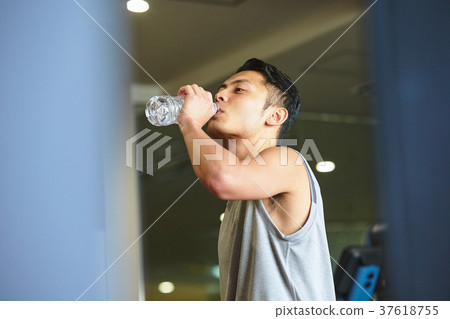 Men exercising in the gym 37618755