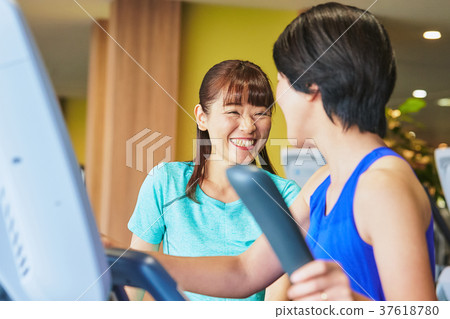 在健身房鍛煉的婦女 37618780