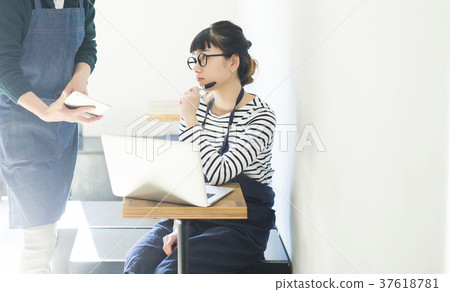 嫁給了一家咖啡館的食品企業 嫁給了一家咖啡館的食品企業 37618781