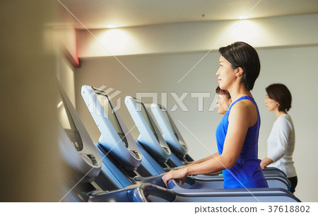 在健身房鍛煉的婦女 37618802