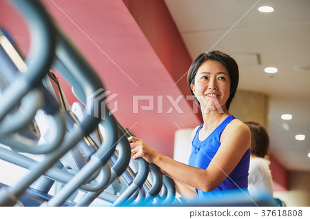 在健身房鍛煉的婦女 37618808