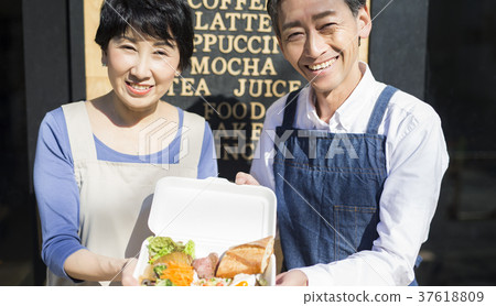 賣午餐盒食物事務的已婚夫婦 37618809