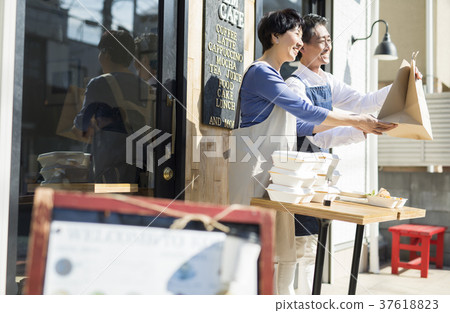 賣午餐盒食物事務的已婚夫婦 37618823