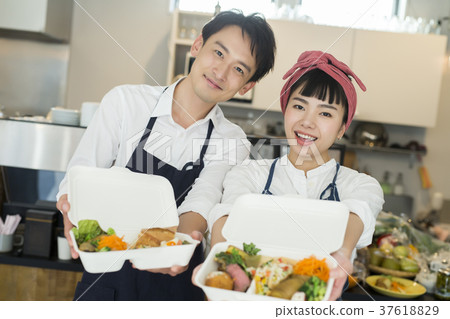 賣午餐盒食物事務的已婚夫婦 37618829